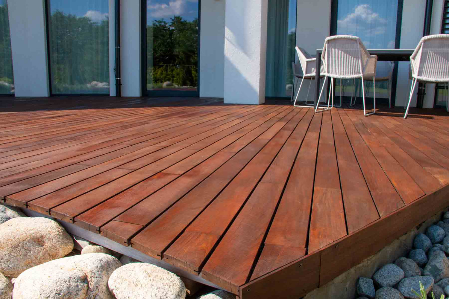 Tarima de madera tropical de ipé en jardín