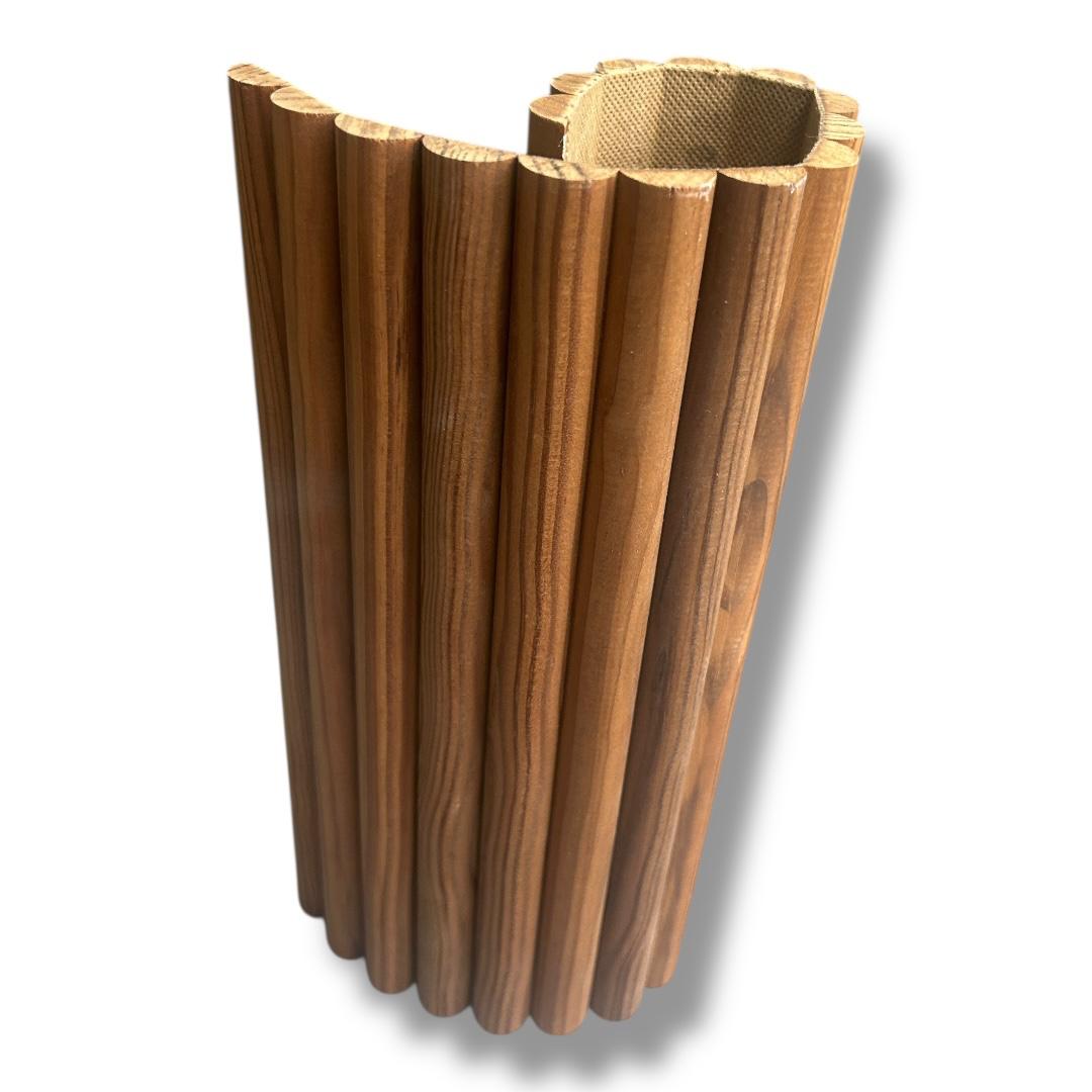 Panneau flexible ondulé en bois massif de pin traité thermiquement pour revêtement (2400 x 300 mm)
