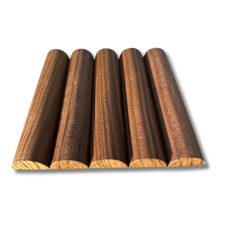 Panneau flexible ondulé en bois massif de pin traité thermiquement pour revêtement (2400 x 300 mm)