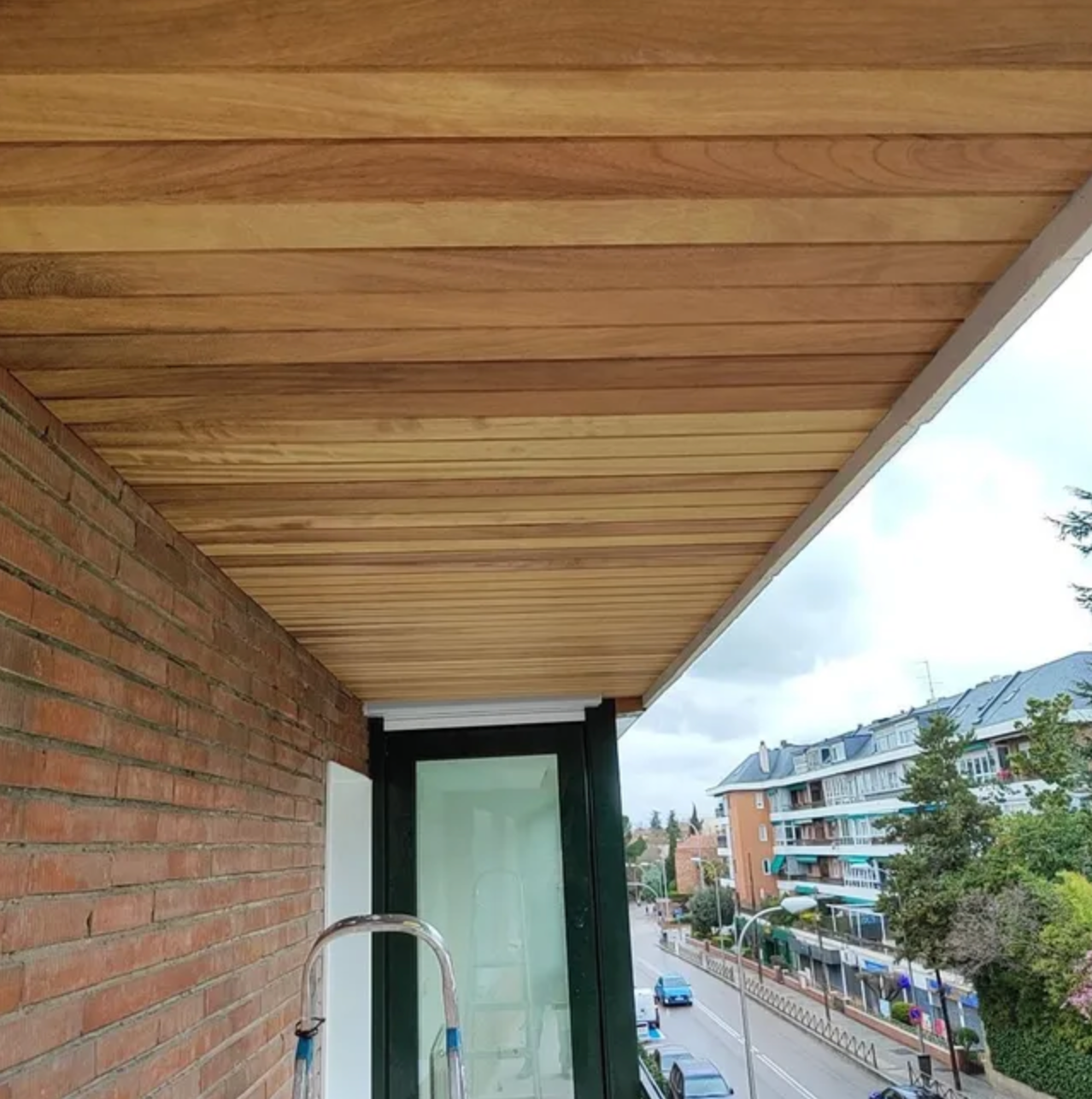 Revestimiento de Pared o Techo machihembrado de Iroko 15x90x1250 mm (5 m²)