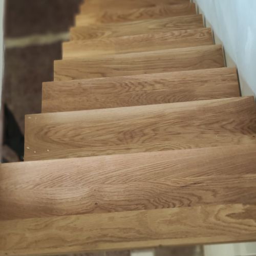 Peldaño de escalera en madera de roble